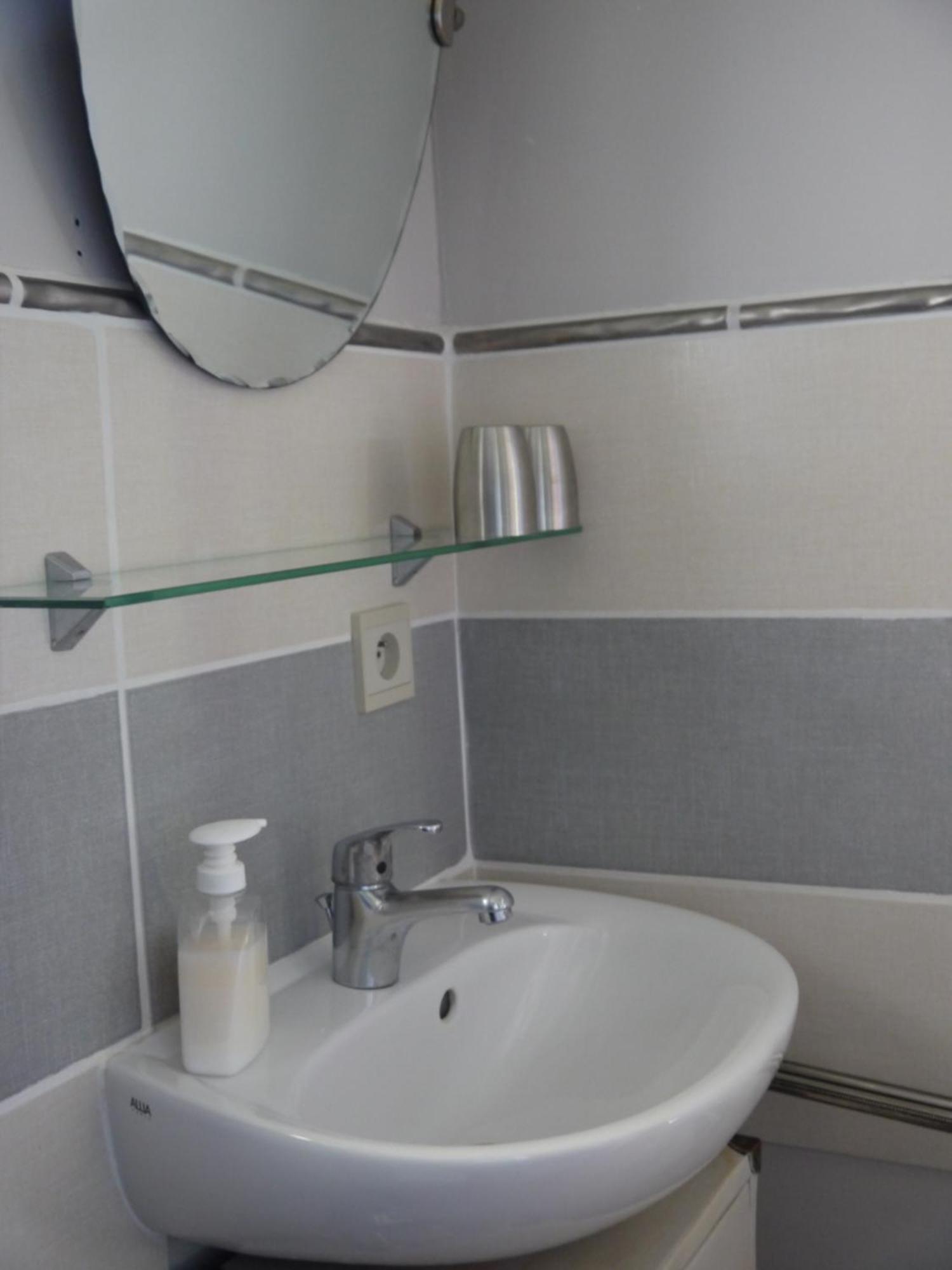 Chambres d'Hôtes - Les Bujours Saint-Georges-des-Côteaux Quarto foto